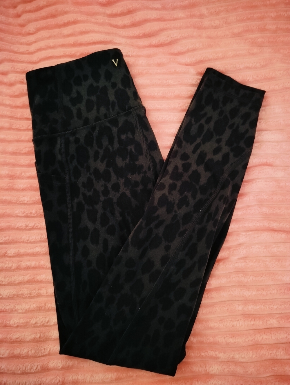 Victoria's Secret Dark Gray Black Leopard Print High-Waist Leggings - Size 4 - Picture 2 of 8